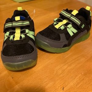 Stride Rite m2p levee black/neon Toddler 8W. Never worn in original packaging